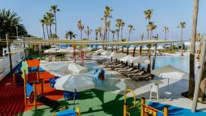 Piscine de l'établissement Lordos Beach Hotel & Spa ou située à proximité