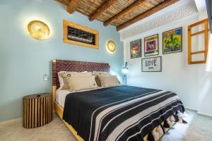 Postel nebo postele na pokoji v ubytování Riad Les Suites Marrakech