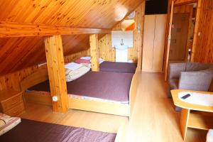 a small room with a bunk bed in a cabin at Willa Jodełka in Majdan Sopocki