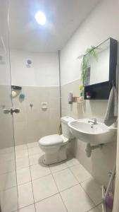 un bagno con wc, lavandino e doccia di RizQ RestHomestay a Semenyih