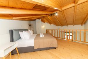 Postel nebo postele na pokoji v ubytování Mirabilis Suites