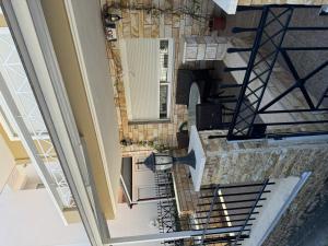 ネア・ペラモスにあるChristinas Deluxe Apartmentの建物の階段を上から見た写真