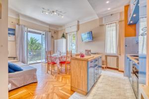 Kuchyňa alebo kuchynka v ubytovaní Sunny House Spiagge e Ciclabile - Happy Rentals
