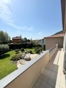 Un balcón con vista a un jardín. en Casa Anna Asciano, en Asciano Pisano