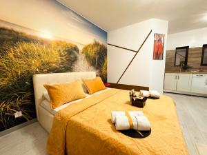 Un dormitorio con una cama con un cuadro en la pared. en The Click Studio, en Craiova