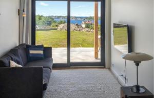 un soggiorno con un divano e una grande finestra di 4 Bedroom Gorgeous Home In Tromøya a Veden