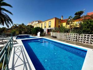 a swimming pool in front of a building at Villa Asunción C in Breña Baja