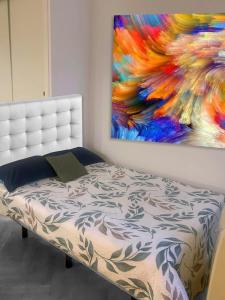 un lit dans une chambre avec un tableau sur le mur dans l'établissement Puerta del Sol -de la Cruz Isabel I0 & Parking, à Madrid 6 autres photos