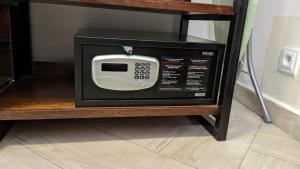 un horno microondas en la parte superior de un estante en Appartement hôtel de luxe 974, en Antananarivo