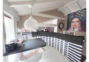 阿姆斯特丹Bed and breakfast private accommodation at Amsterdam Houseboat的一间有婴儿床、桌子和钟的房间