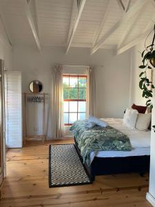 Postel nebo postele na pokoji v ubytování Sunset Beach Studio Apartment