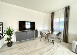 TV a/nebo společenská místnost v ubytování Seafront duplex villas sea view and spacious gardens