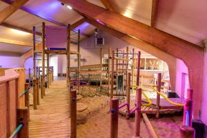 a room with a bunch of playground equipment at Slow Living bij Mölke x Wellnesslodges in Zuna