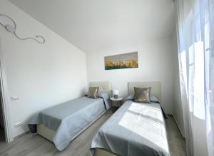 Postel nebo postele na pokoji v ubytování Seafront duplex villas sea view and spacious gardens
