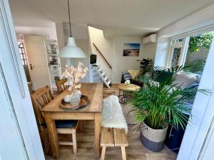 a living room with a wooden table and chairs at Vakantiehuis Flori in Bergen