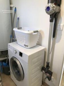 eine Waschmaschine auf einer Waschmaschine in der Unterkunft Maison de vacance proche de la plage in La Brée-les-Bains