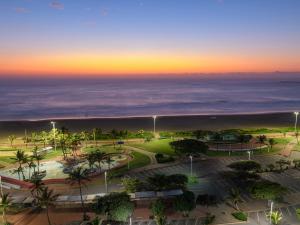 una vista aérea de un parque cerca del océano al atardecer en Durban Spa, en Durban