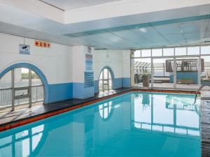 una piscina con agua azul en un edificio en Durban Spa, en Durban