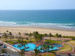 una vista aérea de la playa y el océano en Durban Spa, en Durban