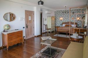 a living room with a bed and a table at Al 33 Giri in Cefalù