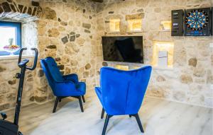 Televízia a/alebo spoločenská miestnosť v ubytovaní Three-Bedroom Holiday Home In Podgrade