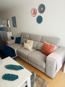 een woonkamer met een bank en een tafel bij Refúgio Villa Mar in Nazaré +55 foto's