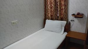 Postel nebo postele na pokoji v ubytování Thangam balaji Guest House -Near US Consulate + 5 fotografií