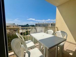 a white table and chairs on a balcony at Quiberon - Appartement 2 pièces - 4 pers - Calme - Parking - FR-1-478-73 in Quiberon