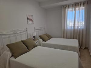 ein Schlafzimmer mit zwei Betten und einem Fenster in der Unterkunft Relax Nou Fontana 200M2 5min Beach in Jávea + 29 Fotos