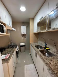 Η κουζίνα ή μικρή κουζίνα στο VG FUN Praia do Futuro AP 506 - 2 quartos 2 WCs - 60m2-IMOB TEMPORADA