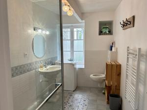 La Bouillieにある953 - Maison 10p proche d'Erquy - Sables d'Or.のシャワー、洗面台、トイレ付きのバスルーム +50枚の写真