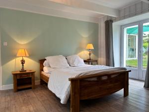 La Bouillieにある953 - Maison 10p proche d'Erquy - Sables d'Or.のベッドルーム1室(ベッド1台、ランプ2つ、テーブル2台付)