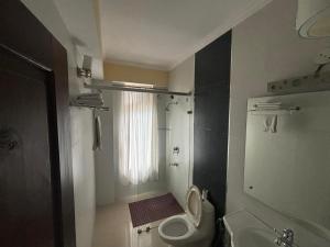 New Serkong House的一间浴室