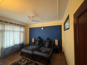 New Serkong House客房内的一张或多张床位