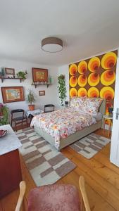 a bedroom with a bed and a painting on the wall at Urlaub mit Charme in der kleinsten Stadt der Pfalz. in Obermoschel