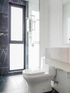 ジョージタウンにあるBeacon Executive Suites by S&F #InfinityPool #SkyGymのトイレと窓のある白いバスルーム +213枚の写真