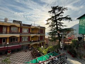 达兰萨拉New Serkong House的一座建筑前面设有游泳池