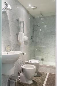 A bathroom at Palazzo Cicala Még 37 kép