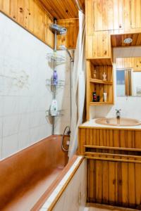a bathroom with a bath tub and a sink at Chambre d'hôte chez Marie-Jeanne in Pierrefitte-sur-Seine