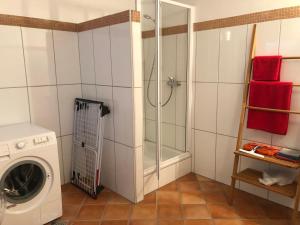 a bathroom with a shower and a washing machine at Modernes 4-Zimmer Haus, nahe Messe Düsseldorf (15 min. Internat. Airport) in Willich