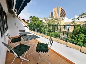 Un balcón con una mesa y sillas en un edificio. en Nuevo y exclusivo ático de playa, en Fuengirola