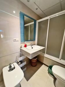 Un baño con lavabo e inodoro en Nuevo y exclusivo ático de playa, en Fuengirola