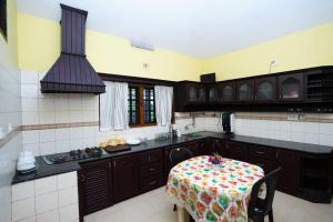 Kuchyň nebo kuchyňský kout v ubytování Illam Heritage inn Bungalow l 4 BHK