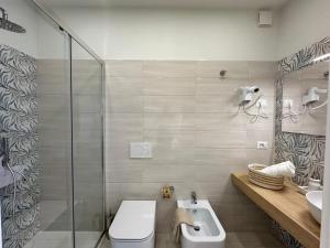 un bagno con lavandino, wc e doccia di Pasitea Tropea a Tropea Altre 35 foto