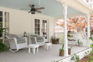 Balkón nebo terasa v ubytování Historic Suite Steps from the Bay