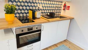 eine Küche mit einer Arbeitsfläche, die mit einem Spülbecken und einem Herd ausgestattet ist in der Unterkunft Blue Rossio Studio in Lissabon