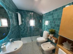 ein blau gefliestes Badezimmer mit Toilette und Waschbecken in der Unterkunft Blue Rossio Studio in Lissabon
