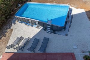 an overhead view of a swimming pool and chairs at Villa Tosca dell'Angelo con piscina in Comiso