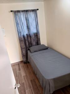 Una pequeña habitación con dos camas y una ventana. en Zen Home, en Santa Ana 32 fotos más