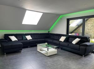 Posezení v ubytování Loft de prestige au pied du circuit